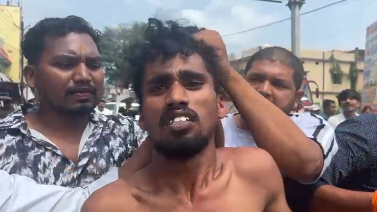 धर्म नगरी में गौ माता के साथ घिनौनी हरकत: आक्रोशित हिंदू संगठन ने आरोपी का जुलूस निकालकर पहुंचाया थाने, FIR दर्ज