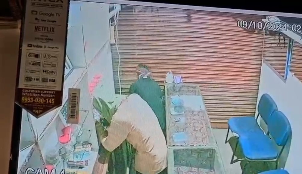 CG CRIME: चोरों ने ज्वेलरी शॉप से उड़ाया 5 किलो चांदी, CCTV कैमरे में कैद हुई वारदात…