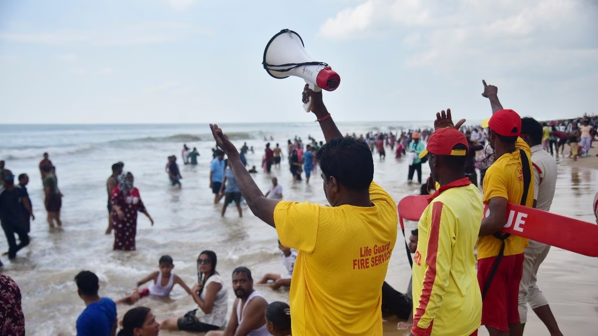 आंध्र प्रदेश के तट के करीब मोंथा : आज रात करेगा लैंडफॉल ; 4 राज्यों से 50 हजार लोग हटाए, 120 ट्रेन-52 फ्लाइट कैंसिल