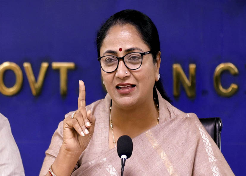 रेखा गुप्ता ने अधिकारियों को टेक्नोलॉजी से अपडेट रहने की दी सलाह, बोलीं- ‘ट्रेनिंग अफसरों के साथ नेताओं के जीवन…’
