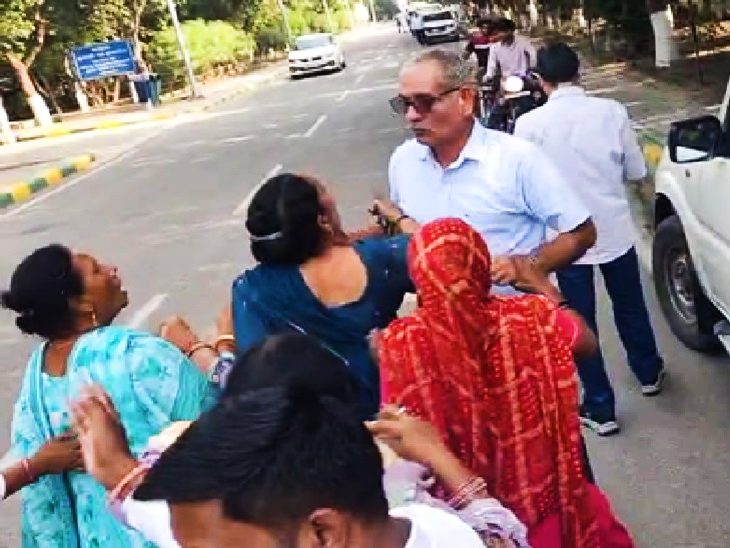 पीरियड्स के चलते महिला सफाई कर्मचारी ने मांगी छुट्टी, सुपरवाइजर बोला – कपड़े उतारकर पहले चेक करवाओं, मचा बवाल