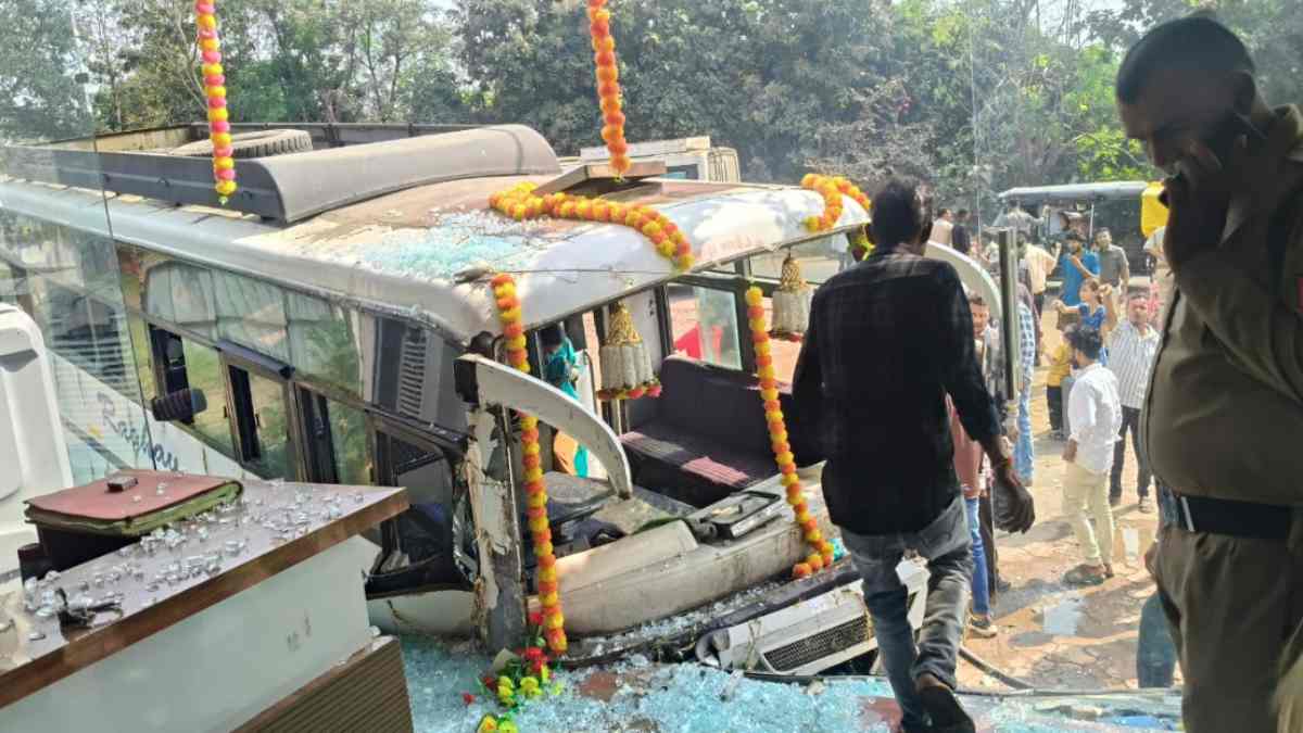 ओंकारेश्वर में भीषण सड़क हादसा: श्रद्धालुओं से भरी बस होटल में घुसी, 25 से अधिक लोग घायल, कई की हालत गंभीर 
