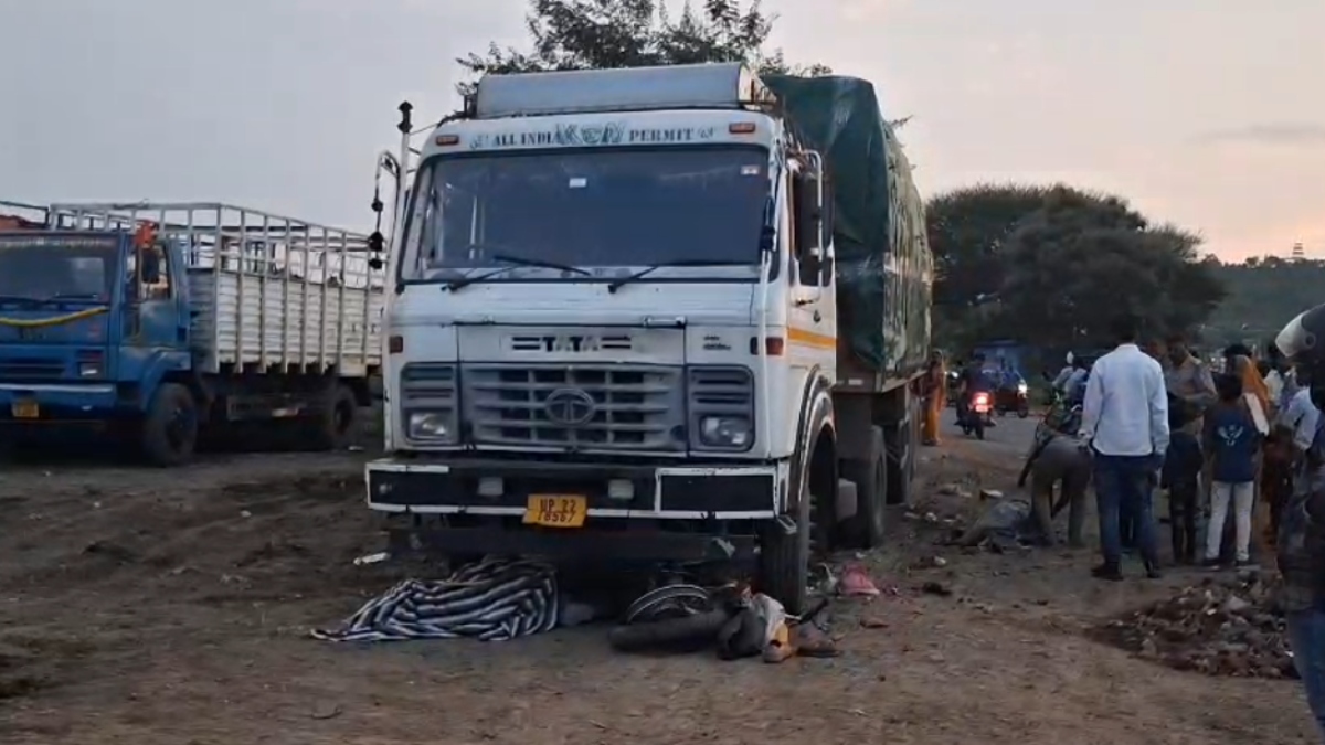 दर्दनाक हादसा: बाइक सवार बुजुर्ग दंपति को ट्रक ने कुचला, दोनों की मौके पर मौत, मंजर देख दहल उठे लोग   