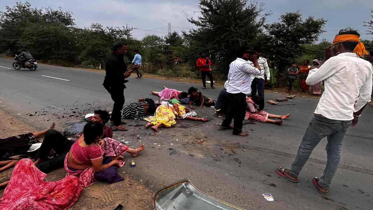 तेज रफ्तार स्विफ्ट कार ने ऑटो को मारी टक्कर, महिला की दर्दनाक मौत, एक दर्जन लोग घायल