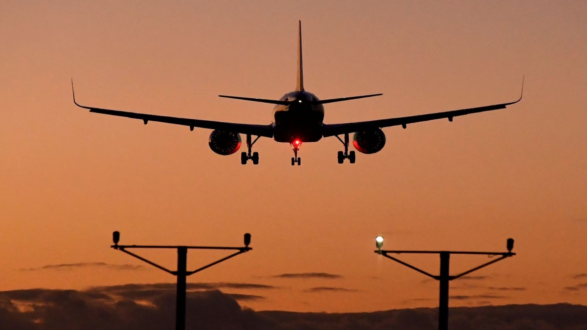 Air Fare Hike : दिवाली के बाद फ्लाइट का रिटर्न टिकट हुआ महंगा, दिल्ली, बेंगलुरु जैसे शहरों का किराया 15 हजार से ज्यादा