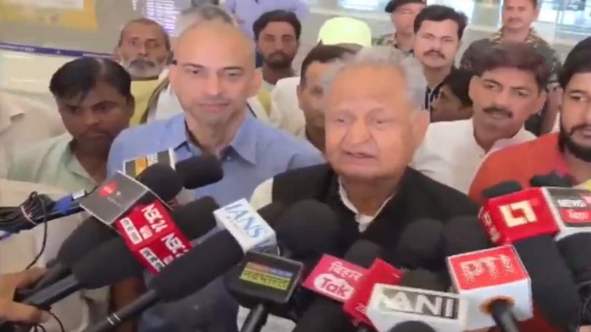 बिहार विधानसभा चुनाव 2025: सीट बंटवारे पर बोले अशोक गहलोत- फ्रेंडली फाइट को बड़ा मुद्दा न बनाएं, सब ठीक चल रहा है