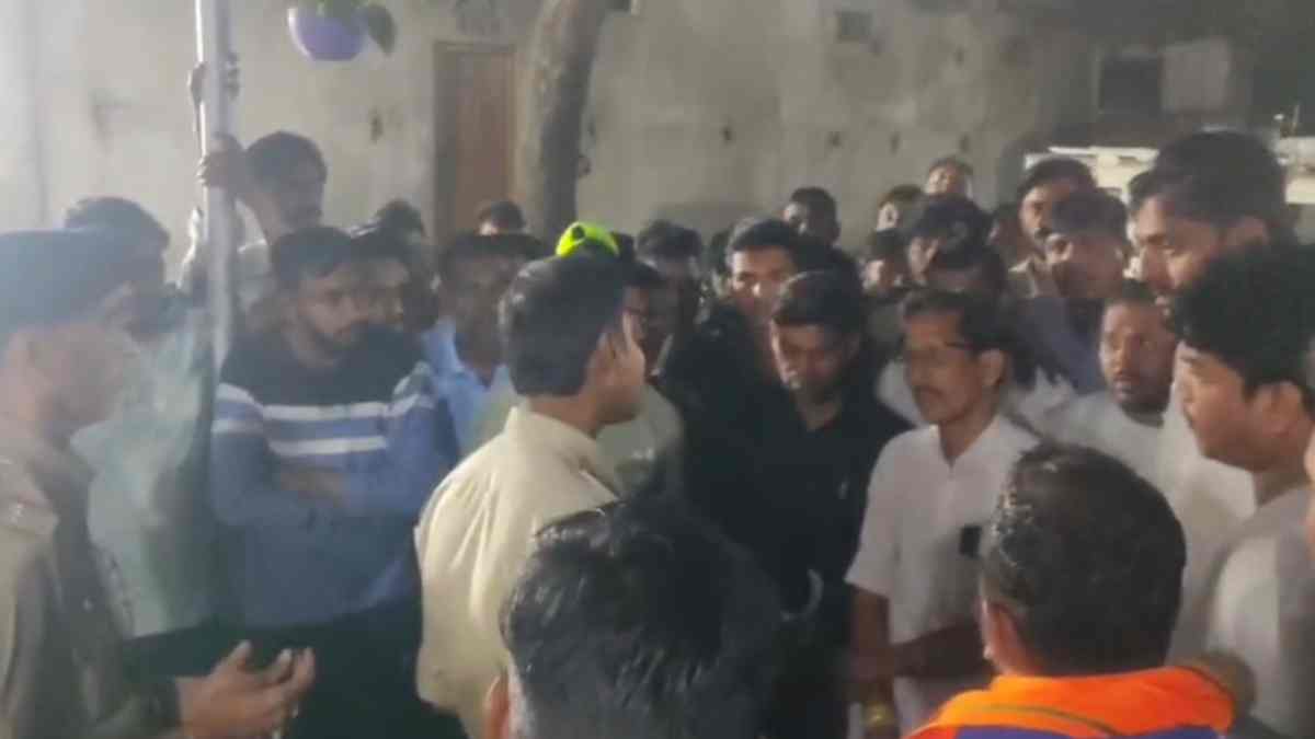 नाबालिग के साथ छेड़छाड़: जुनैद ने चॉकलेट देने के बहाने की गंदी हरकत, हिंदू संगठन ने थाने पर किया हंगामा 