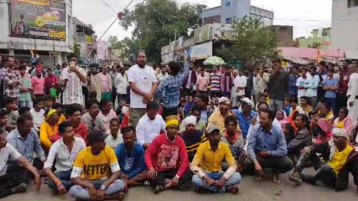बैतूल में युवक की हत्या के बाद बवाल: बस स्टैंड पर शव रखकर परिजनों ने किया चक्का जाम, लड़की को लेकर हुआ था विवाद   