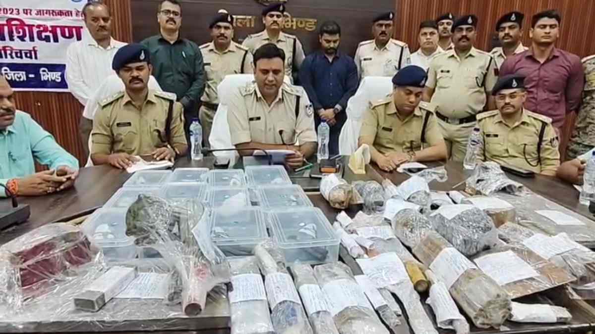 पुलिस का बड़ा एक्शन: अंतरराज्यीय हथियार तस्कर गैंग का भंडाफोड़, अवैध फैक्ट्री से 12 देशी कट्टे समेत मशीनें जब्त