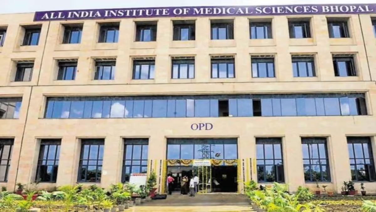 AIIMS भोपाल ब्लड बैंक से प्लाज्मा चोरी: आउटसोर्स कर्मचारी पर FIR, CCTV फुटेज से हुआ खुलासा