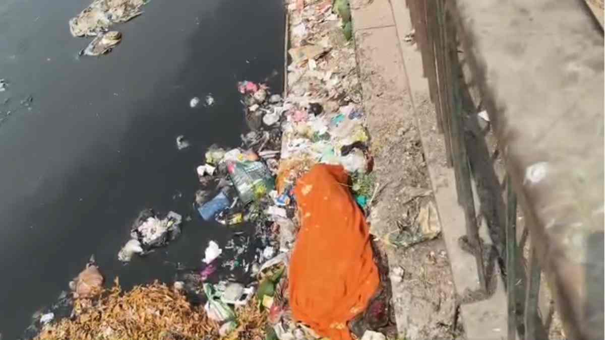 नाले में युवक का शव मिलने से सनसनी: हत्या की आशंका, बॉडी के पास से मिली चाबी  