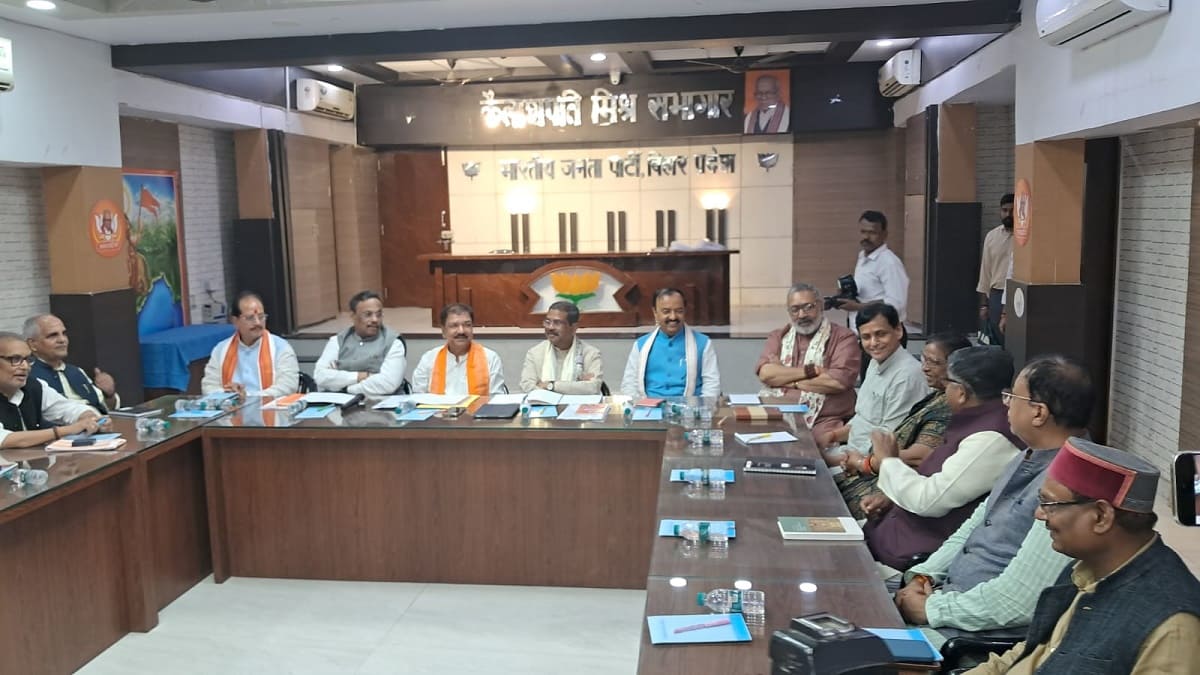 BJP की चुनावी रणनीति पर मंथन, 60 सीटों पर हुई चर्चा, धर्मेंद्र प्रधान को कार्यकर्ता सौंपने लगे अपना बायोडाटा, हारी सीटों पर चर्चा आज