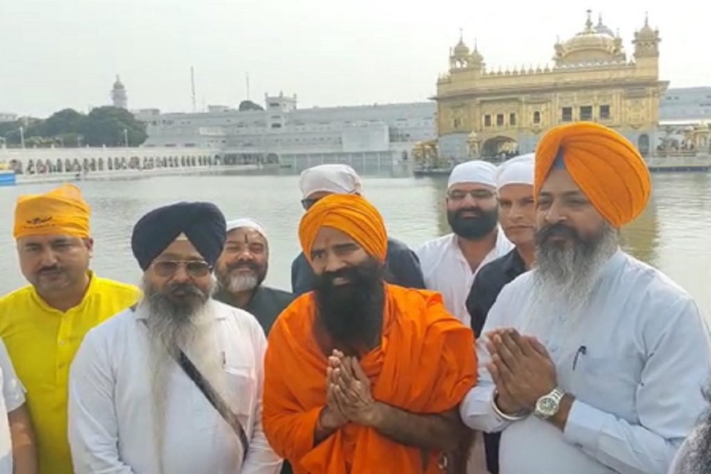 बाबा रामदेव ने श्री दरबार साहिब में टेका माथा, बाढ़ पीड़ितों के लिए दी 1 करोड़ की सहायता