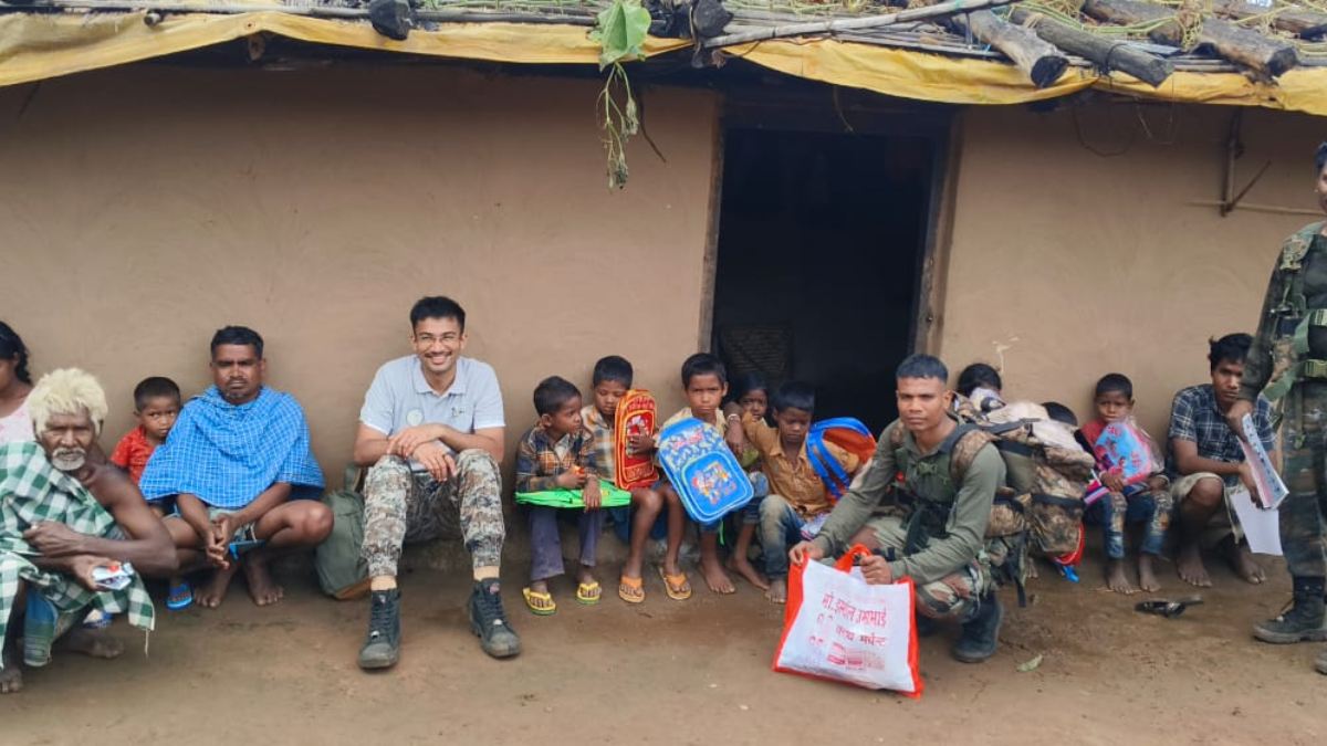 जहां मुठभेड़ में मारे गए 25 नक्सली, वहीं अब पहुंची पुलिस, एसपी ने ग्रामीणों से सुनीं समस्याएं, लगाया स्वास्थ्य शिविर