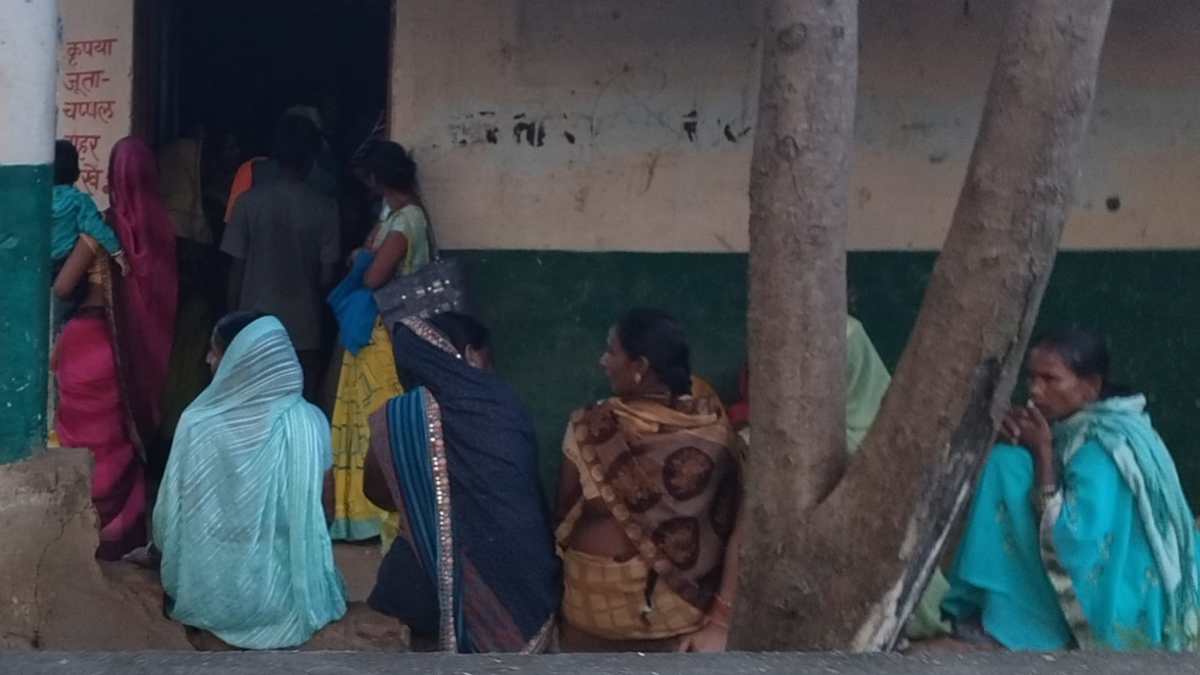 राशन दुकान संचालक की मनमानी से हितग्राही परेशान, केवल सोमवार को खुलती है दुकान, दिवाली पर भी खाली हाथ लौटे हितग्राही, सेल्समेन ने कही यह बात…