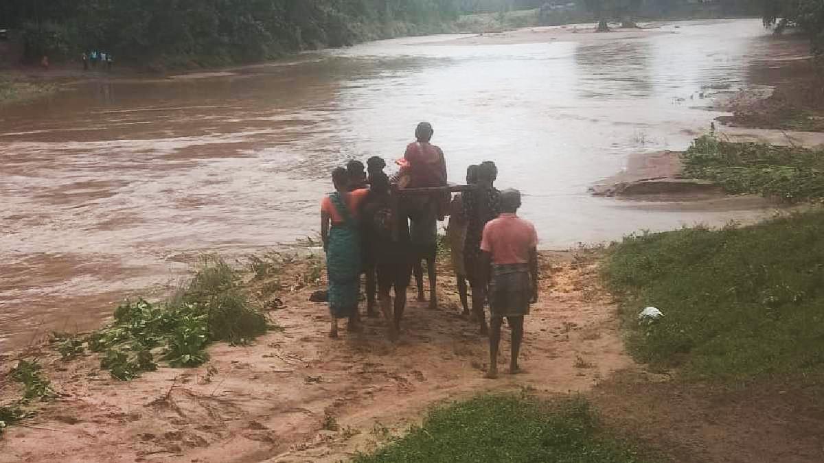CG News: प्रसव पीड़िता को खाट पर बांधकर परिजनों ने पार कराई उफनती नदी, भारी बारिश से गांवों में जन-जीवन अस्त-व्यस्त
