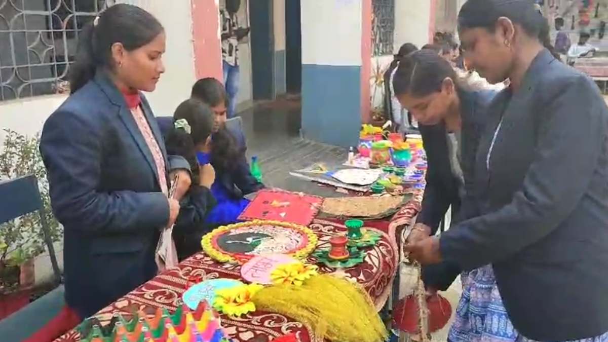Best Out Of Waste: छात्रों ने वेस्ट मटेरियल से बनाए सजावटी सामान, प्रदर्शनी में खरीदारों ने की जमकर सराहना