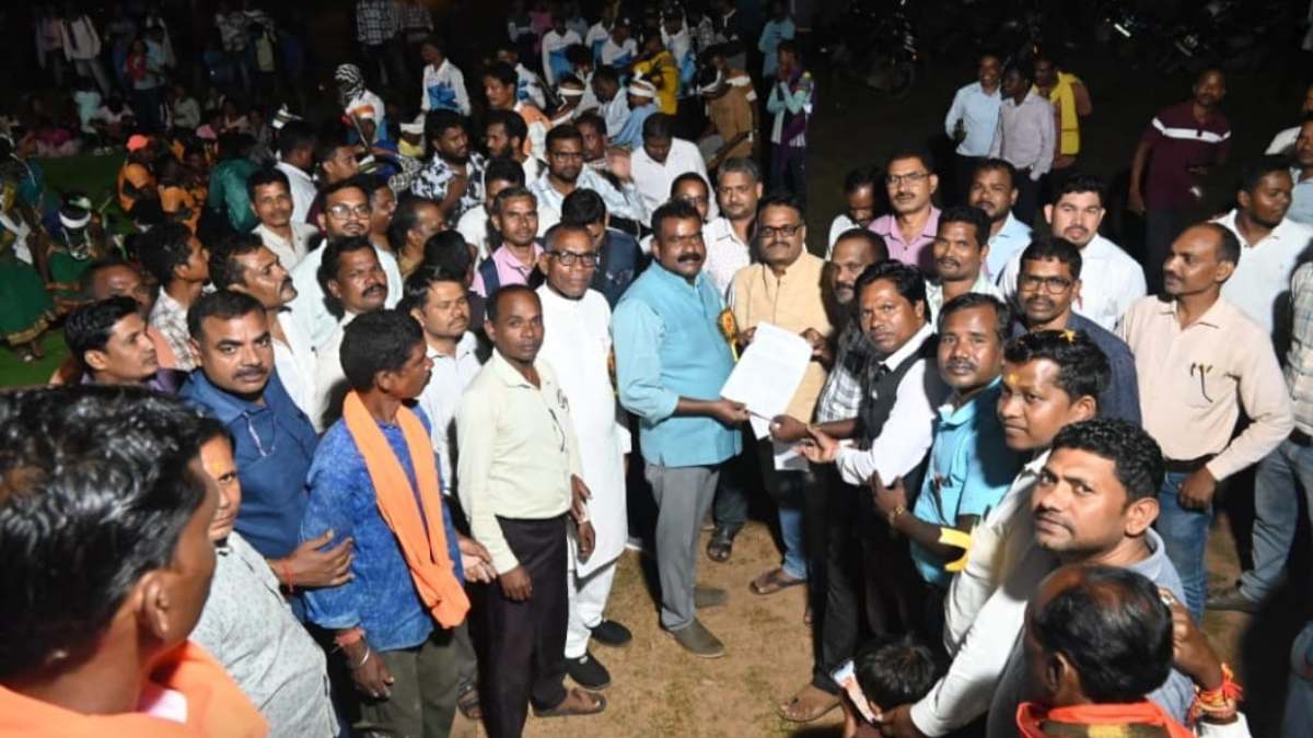 टीचर के ‘Jeans-T-Shirt’ पहनने पर मचा बवाल: जॉइंट डायरेक्टर ने दिखाया कार्यालय से बाहर का रास्ता, तो भड़क उठा शिक्षक संघ…