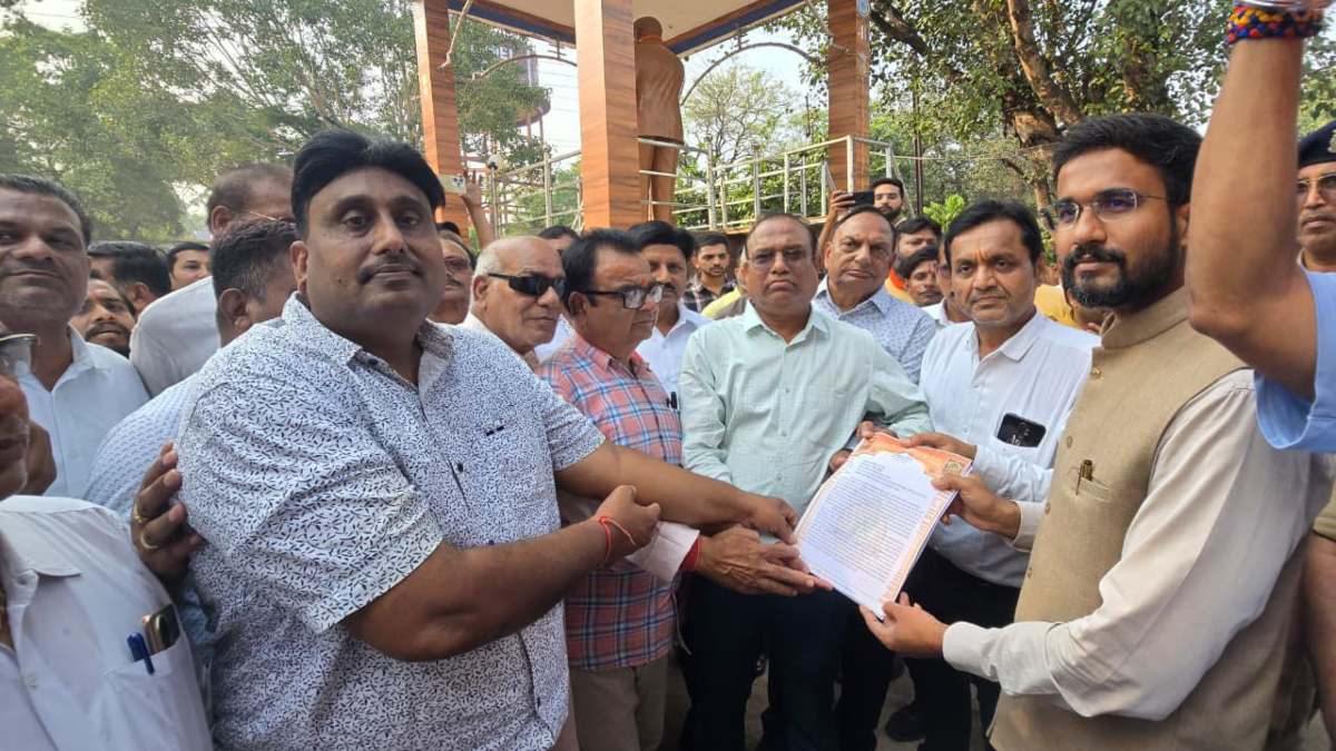 मां बम्लेश्वरी मंदिर पूजा विवाद गहराया, मंदिर ट्रस्ट ने मौन जुलूस निकालकर SDM को सौंपा ज्ञापन, गर्भगृह में प्रवेश का किया विरोध…