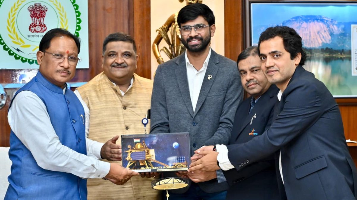 मुख्यमंत्री साय से इसरो के वैज्ञानिकों ने की सौजन्य भेंट, CM बोले- ISRO की उपलब्धियां हर भारतवासी के लिए गर्व का विषय