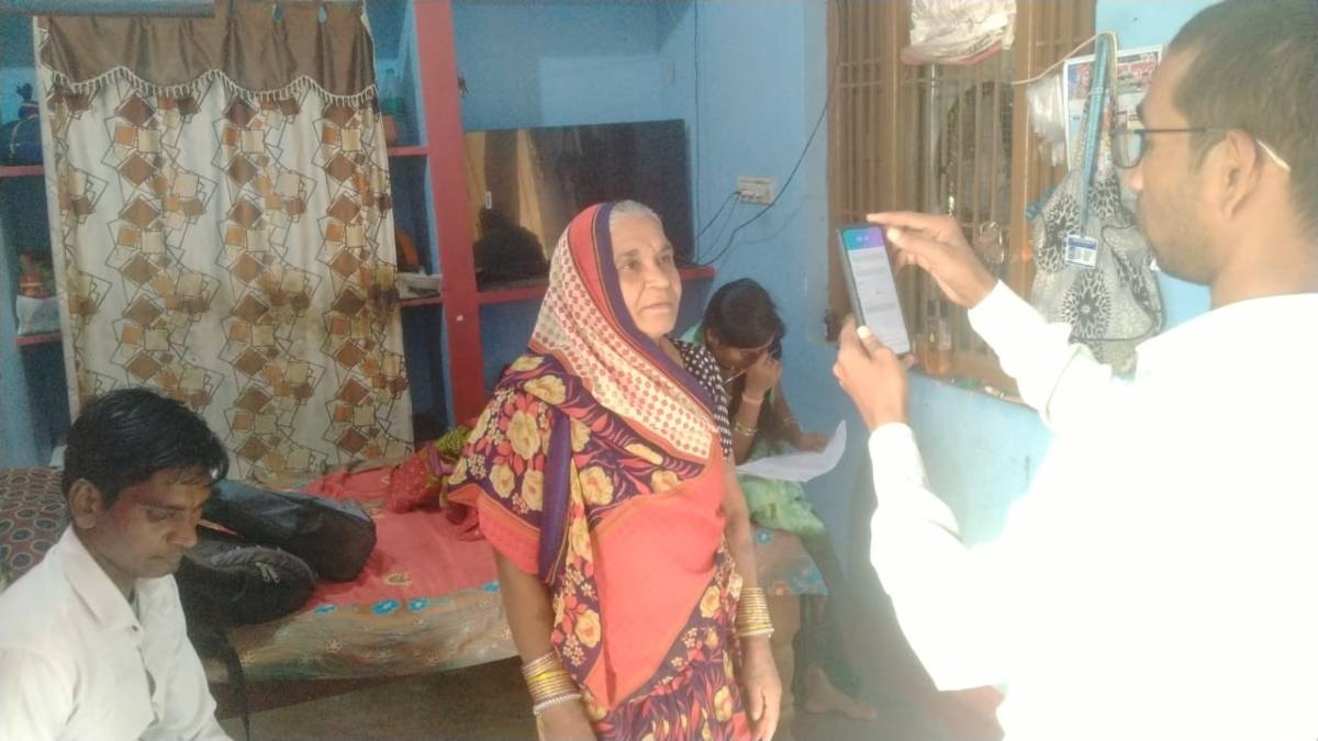 आयुष्मान और वय वंदना कार्ड पंजीयन के लिए घर-घर पहुंच रही स्वास्थ्य टीम