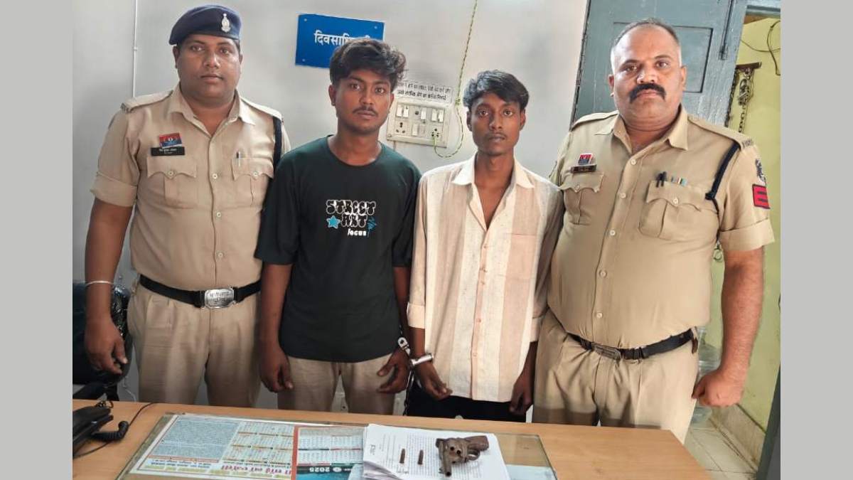 CG CRIME NEWS: रायपुर पुलिस को मिली सूचना… शिव मंदिर के पास घर में रखे हैं अवैध हथियार, छापा पड़ा, तो मिली रिवॉल्वर