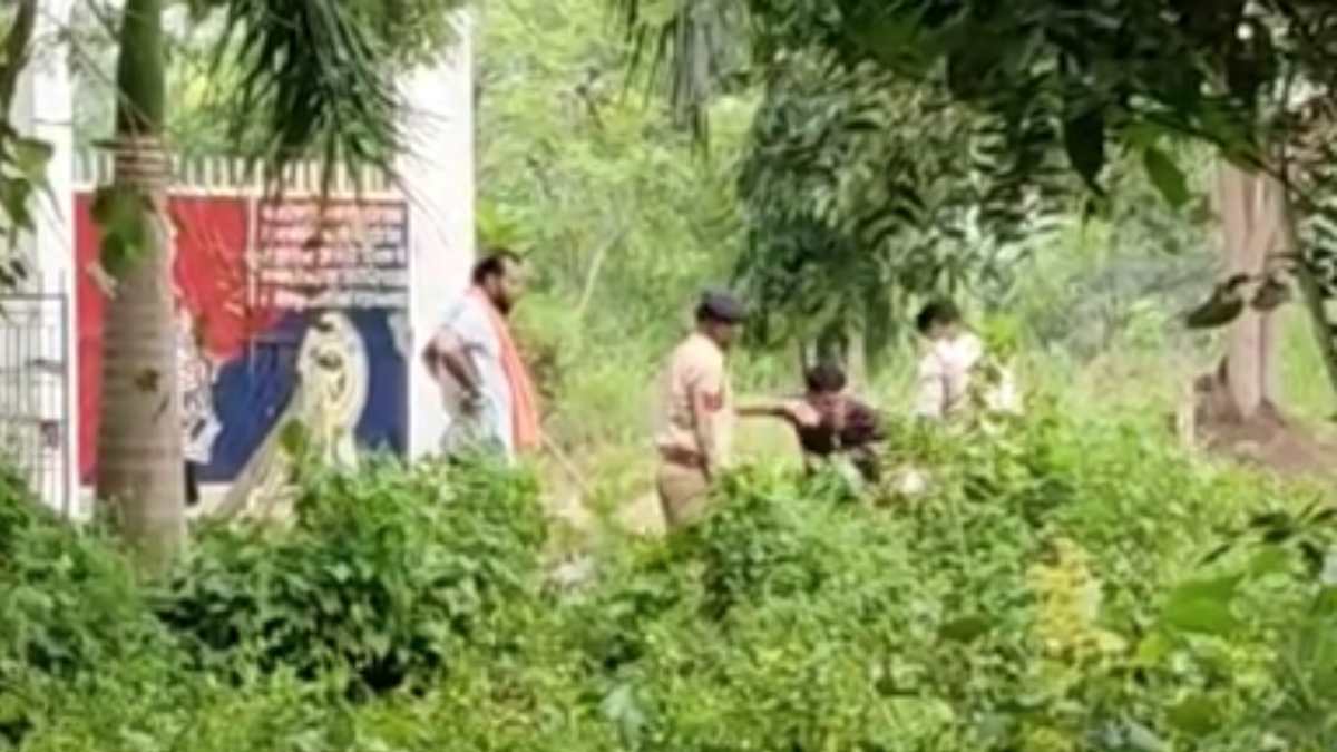 CG NEWS: जेल के बाहर युवक की पिटाई, जेलर और आरक्षकों ने मिलकर जमकर की कूटाई, वीडियो वायरल…