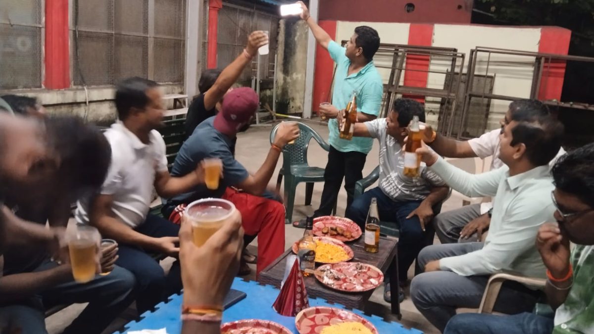 बॉक्सिंग रिंग बना मयखाना : अधिकारियों ने की दारू-मुर्गा पार्टी, खिलाड़ियों ने जताया विरोध, सीनियर डीसीएम ने दिए जांच के आदेश