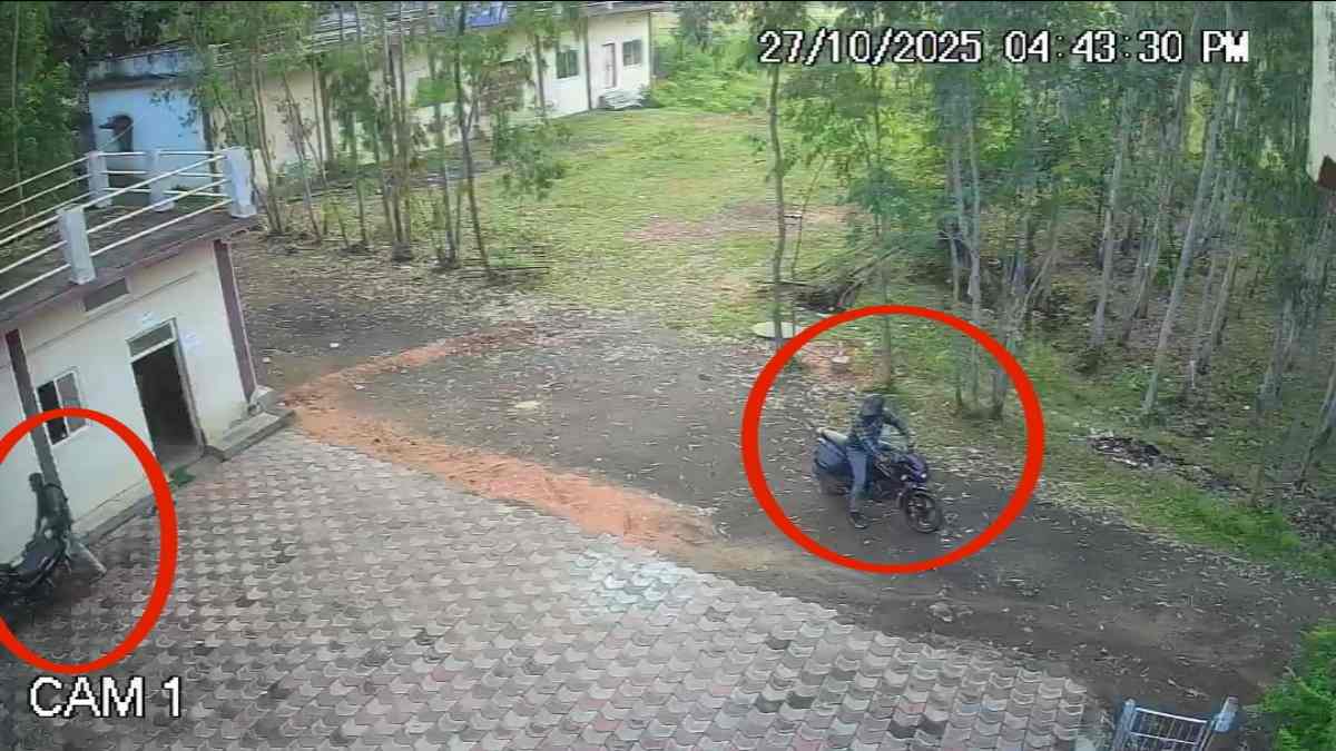दिनदहाड़े चोरी की वारदात: कॉलेज के बाहर बाइक की डिक्की से एक लाख रुपए पार, CCTV में कैद हुई करतूत