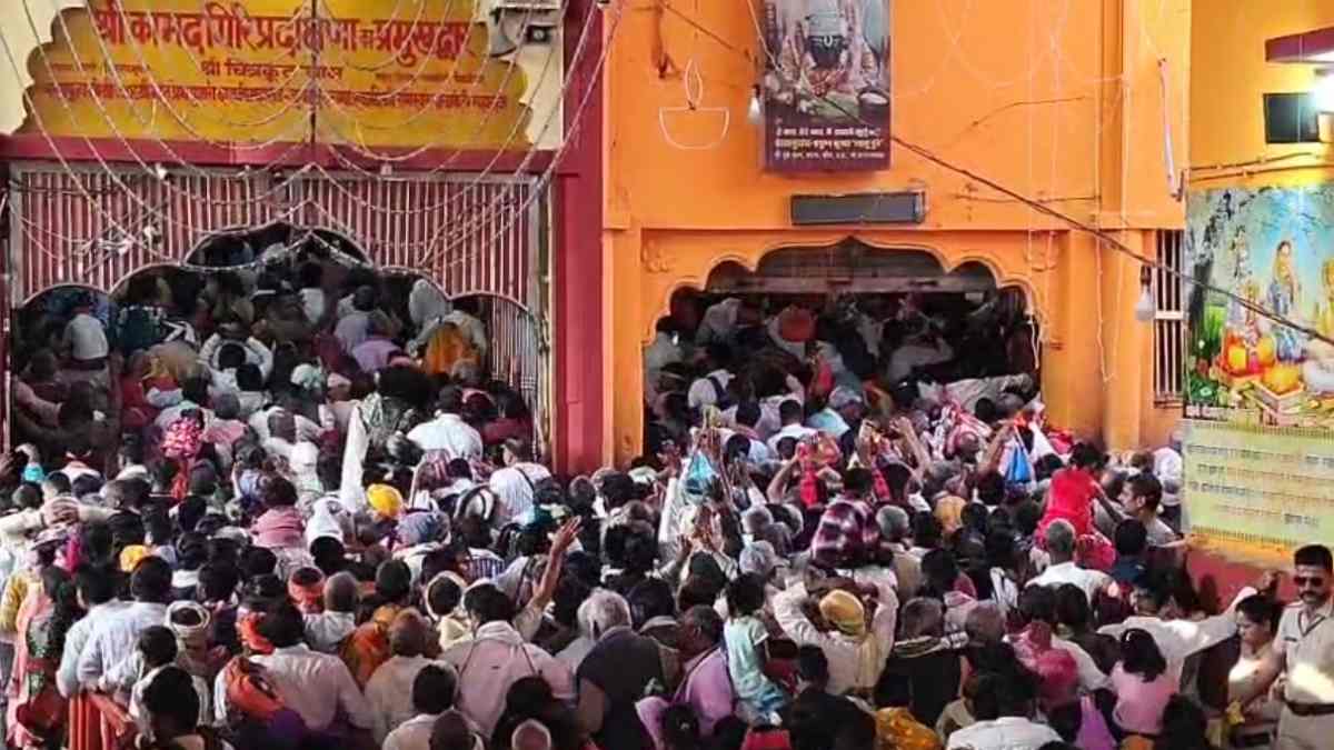 Diwali 2025: चित्रकूट में उमड़ा श्रद्धालुओं का जनसैलाब, लाखों दीयों से रोशन होगी कामदगिरि