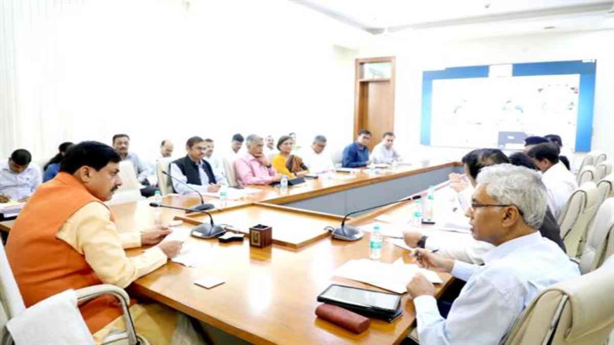 समाधान ऑनलाइन में CM डॉ मोहन यादव का सख्त रुख: लापरवाही बरतने पर 3 अधिकारी निलंबित, सर्वश्रेष्ठ जिलों में रायसेन-दतिया अव्वल, 4 अधिकारियों की सराहना