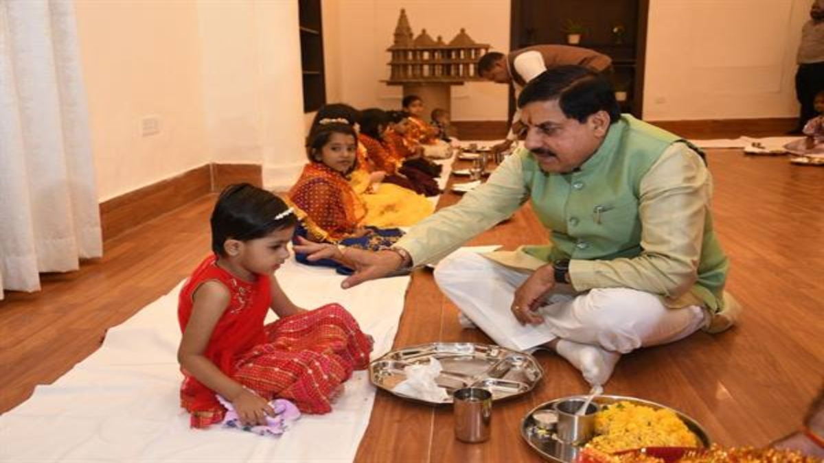महानवमी पर सीएम डॉ. मोहन यादव ने मुख्यमंत्री निवास में किया कन्या-पूजन: तिलक कर पखारे पांव, अपने हाथों से परोसा भोजन  