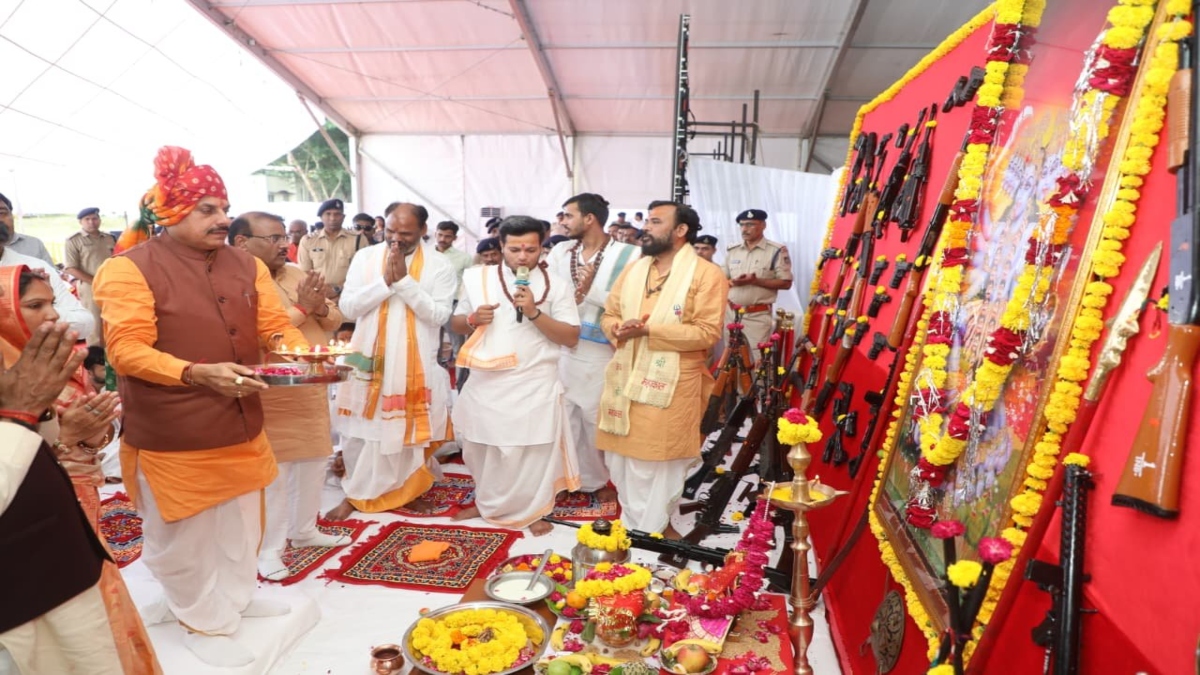 दशहरे पर इंदौर में CM डॉ मोहन यादव ने किया शस्त्र पूजन, विजयादशमी की दी शुभकामनाएं