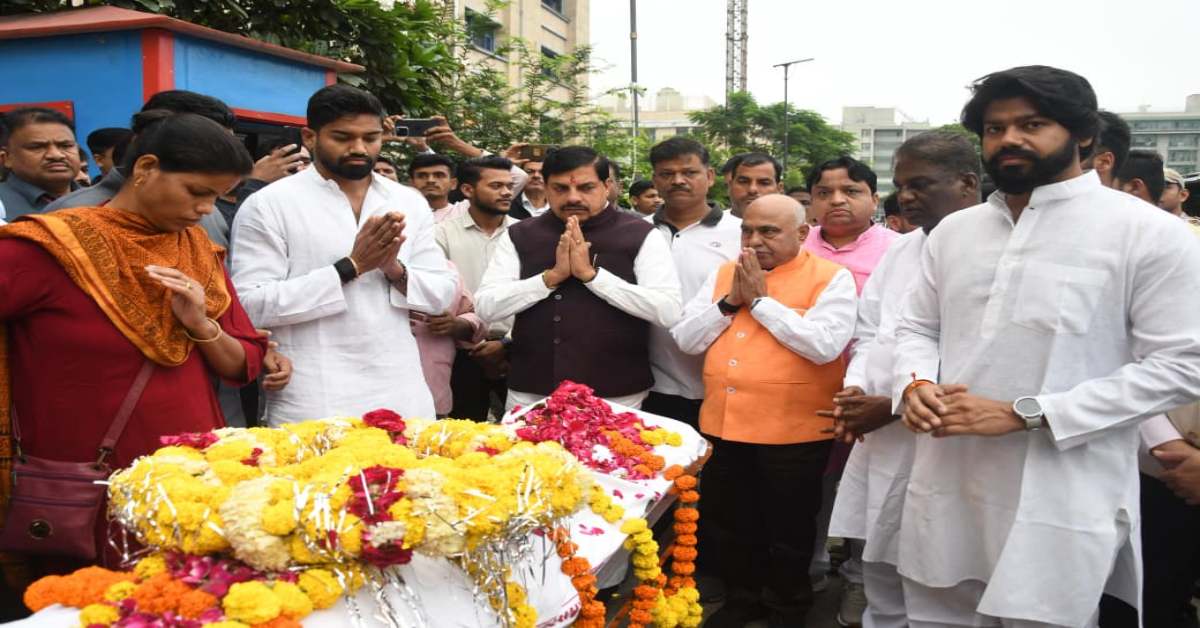 CM डॉ मोहन ने पूर्व मंत्री की माता के निधन पर जताया दुख, भोपाल AIIMS पहुंचकर दी श्रद्धांजलि