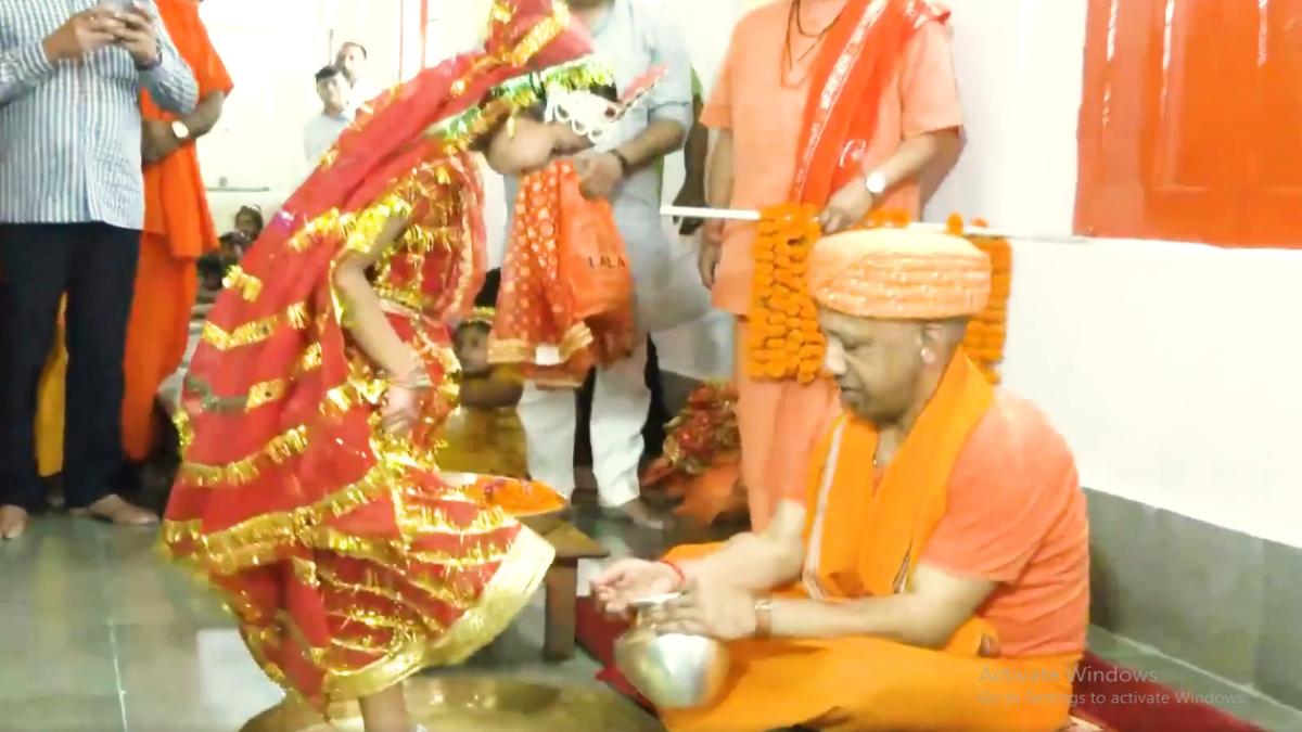 महानवमी पर CM योगी ने कन्याओं का किया पूजन, नवरात्र को बताया नारी शक्ति के प्रति श्रद्धा और आस्था का प्रतीक