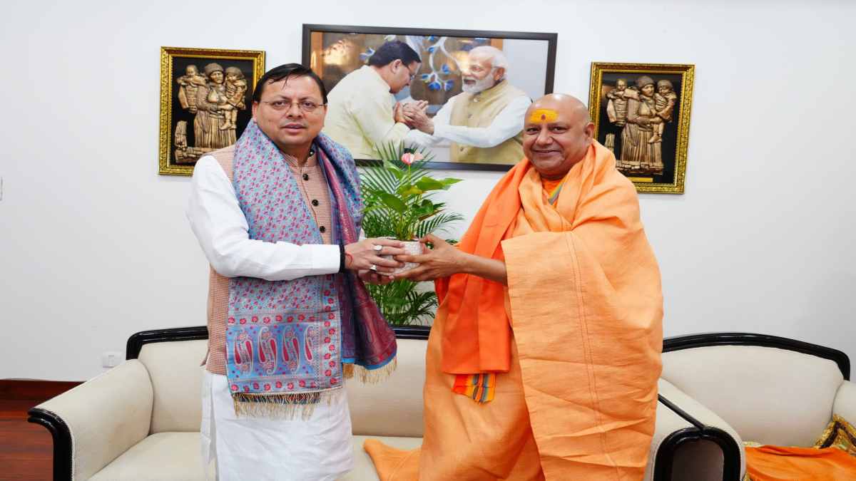 CM धामी से मिले स्वामी यतींद्रा गिरि, मुख्यमंत्री बोले- संत परंपरा की राष्ट्र के उत्थान में अहम भूमिका
