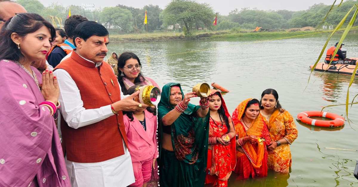 छठ महापर्व का आखिरी दिन: CM डॉ मोहन ने विक्रम सरोवर घाट पर सूर्य को दिया अर्घ्य, जल अर्पित कर की पूजन-अर्चना