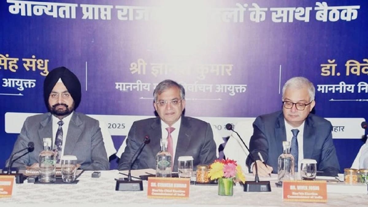 मुख्य चुनाव आयुक्त से नेताओं ने रखी अपनी आप अपनी बात, बुर्का पहनकर वोट देने आने वाली महिलाओं का महिला अधिकारी फोटो मिलान करे, एक फेस में चुनाव कराने की कही बात