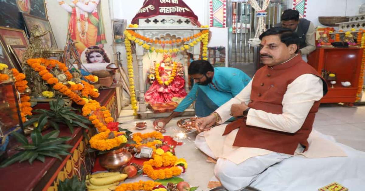 मुख्यमंत्री आवास में दीपोत्सव: CM डॉ मोहन ने की मां लक्ष्मी की पूजा-अर्चना, सभी नागरिकों के लिए सुख-समृद्धि की कामना
