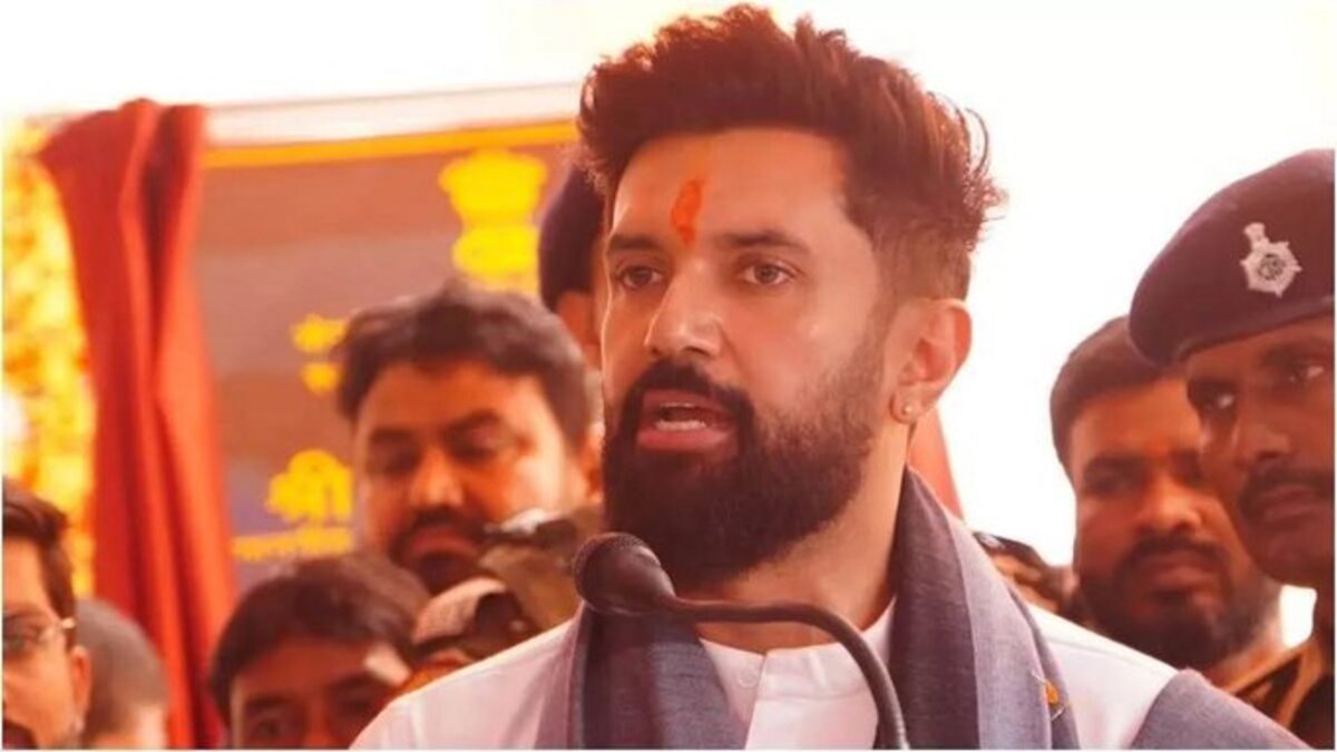 वैशाली में सभा में बेकाबू भीड़, पुलिस ने चलाए डंडे , चिराग बोले – लाठी मत चलाओ, लोगों को चोट मत पहुंचाओ