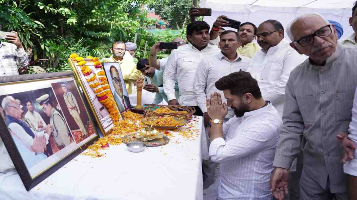 चिराग पासवान ने IPS अधिकारी वाई. पूरन कुमार के परिजनों से की मुलाकात, कहा- मैं हमारी सरकार का विश्वास लेकर आया हूं