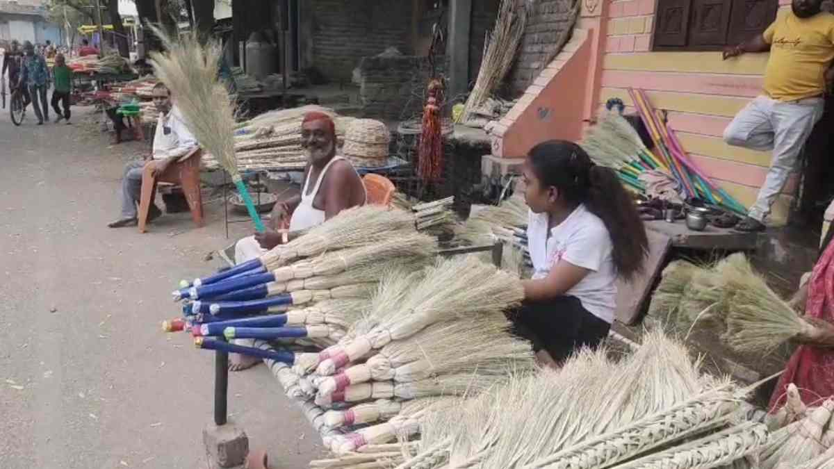 देश का एक ऐसा स्थान जहां से कोने-कोने में पहुंचती है झाड़ू, धनतेरस पर होती है विशेष पूजा, यहां पीढ़ियों से चला आ रहा यह काम     
