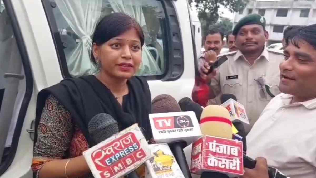 आप जैसे लोगों ने सहयोग किया होगा… लकड़ी चोरी के सवाल पर सीहोर DFO ने पत्रकारों को दिया बेतुका जवाब, फिर विवादों  में अर्चना पटेल   