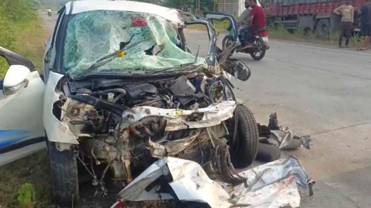 भीषण सड़क हादसे में दो की मौत: कार और मालवाहक में आमने-सामने भिड़ंत, दर्दनाक मंजर देख कांप उठे लोग 