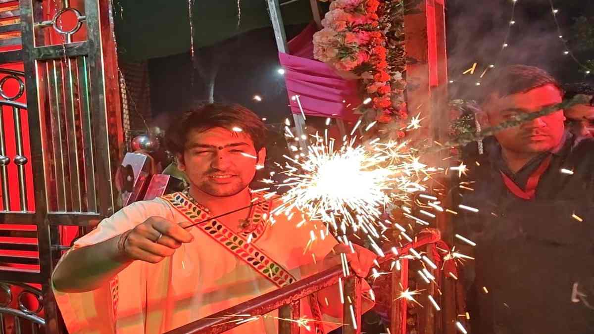 बागेश्वर धाम में मनी भक्तिमय दीपावली: पंडित धीरेन्द्र शास्त्री ने फोड़े पटाखे, बोले- फटने वाले लोगों से बनाए दूरी  