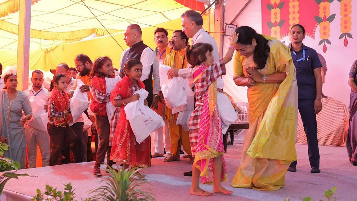 महानवमी पर दिल्ली सीएम रेखा गुप्ता ने कन्या पूजन किया, कहा- हमारी बेटियों में देश और समाज का भविष्य, Watch Video