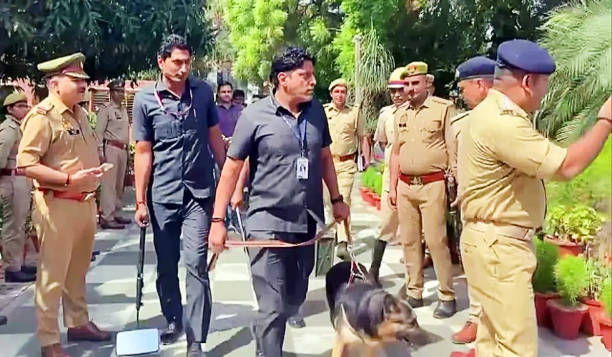 दिल्ली के 4 स्कूलों को मिली बम की धमकी, अफरातफरी के बीच चलाया गया तलाशी अभियान