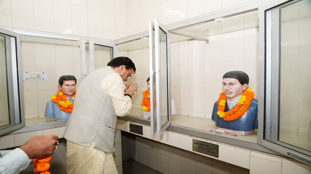 CM धामी ने राज्य आंदोलनकारी शहीदों को अर्पित की श्रद्धांजलि, कहा- सरकार शहीदों के परिजनों के कल्याण के लिए संकल्पित है