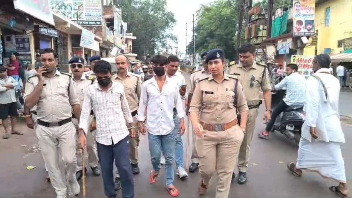 ग्वालियर में नाबालिग पर फायरिंग: दो बदमाश गिरफ्तार, पुलिस ने आरोपियों का निकाला जुलूस   
