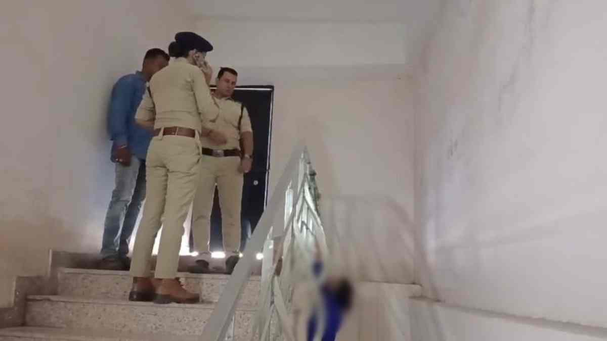 संदिग्ध परिस्थितियों में युवती की मौत: रेलिंग पर फंदे से लटकी मिली लाश, सुसाइड या कुछ और… जांच में जुटी पुलिस 